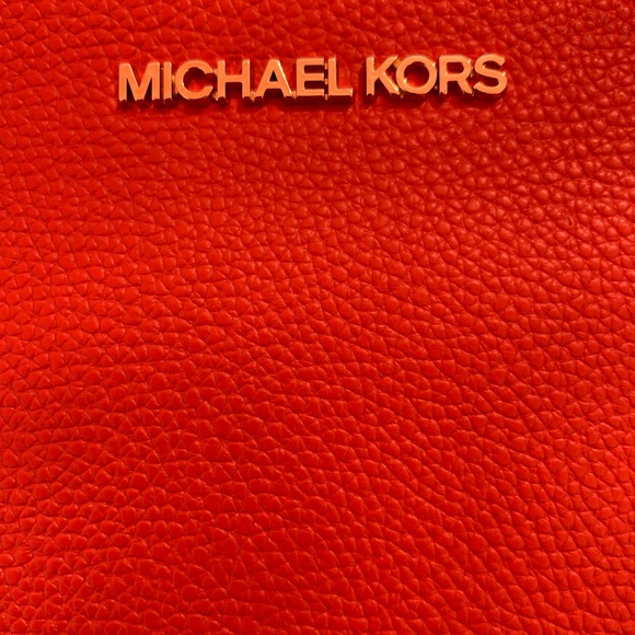 NWT Micheal Kors beautiful Brick Red wristlet. - Picture 5 of 5